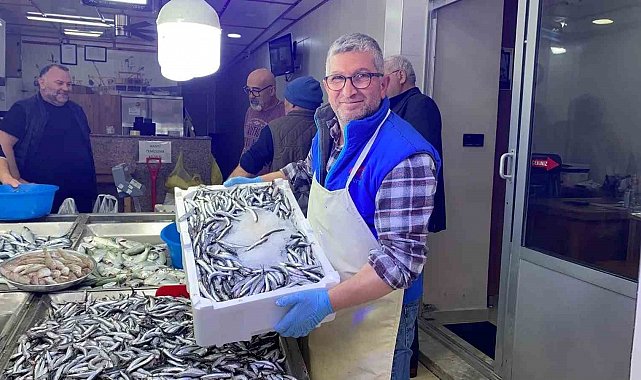 Sinop'ta hamsi fiyatları yarıya düştü