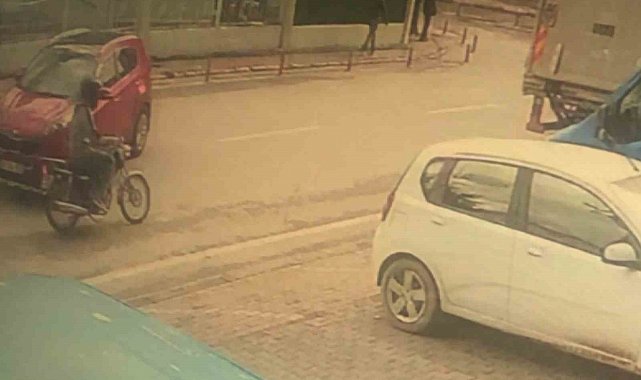 Sinyal vermeyen sürücü kazaya sebep oldu, 1 kişi yaralandı: O anlar kamerada