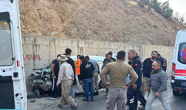Şırnak'ta yolcu minibüsü ile hafif ticari araç çarpıştı: 2'si ağır 14 yaralı