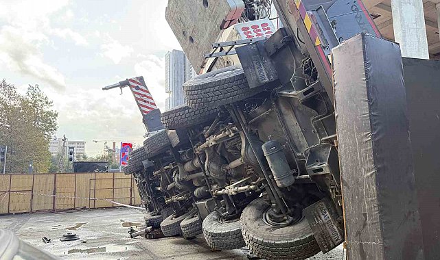 Şişli'de rezidans inşaatındaki vinç devrildi