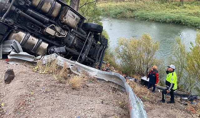 Sivas'ta sebze yüklü tır devrildi: Sürücü 2 saatlik çalışmayla kurtarıldı