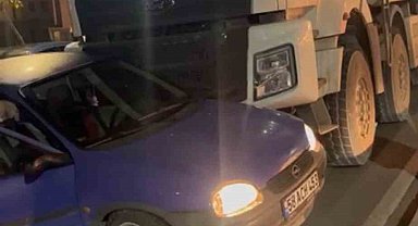 Sivas'ta seyir halindeki kamyon otomobile çarptı