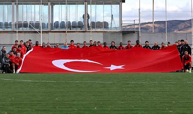 Sivasspor antrenmanda dev Türk bayrağı açtı