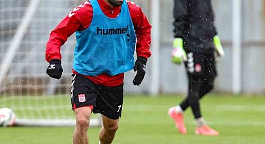 Sivasspor sağanak altında çalıştı