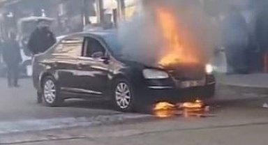 Siverek'te park halindeki otomobil alev aldı