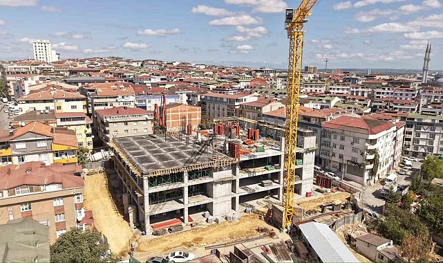 Sultangazi Yunus Emre Mahallesi'nde gençlik ve spor merkezi hızla yükseliyor