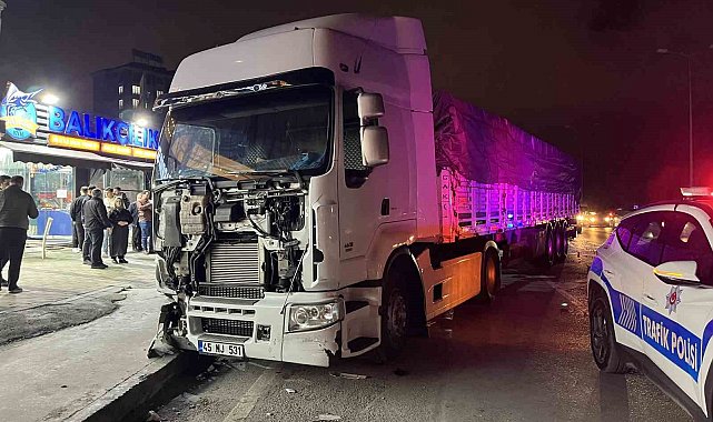Sultangazi'de kontrolden çıkan tır, park halindeki 5 araca çarptı: 1 yaralı