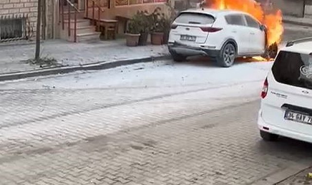 Sultangazi'de park halindeki araç alevlere teslim oldu