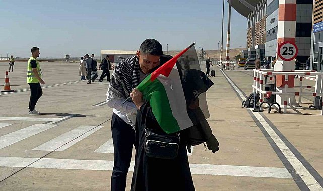 Sumud Filosu'na katılan Batmanlı aktivist doktor havaalanında karşılandı