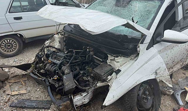 Süratle kavşağa giren otomobil heykelleri biçerek metrelerce havaya uçtu