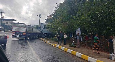 Sürücünün hakimiyetini kaybettiği tır kaldırıma çıktı