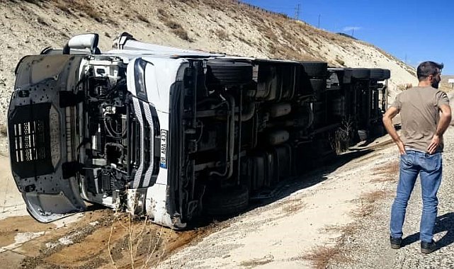 Sürücüsünün direksiyon hakimiyetini kaybettiği Tır yan devrildi