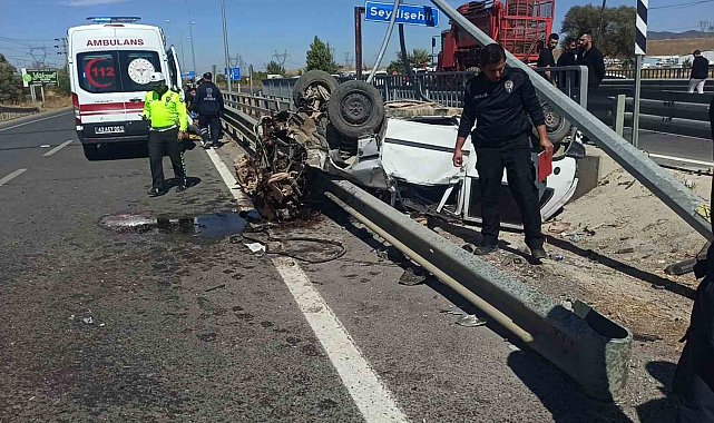 Takla atan otomobil direğe ve bariyerlere çarptı: 2 yaralı