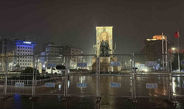 Taksim Meydanı ve İstiklal Caddesi'nde gece saatlerinde yağmur etkili oldu