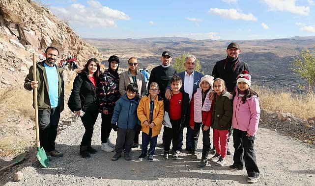 Talas Belediyesi'nden 29 Ekim'e anlamlı ağaç dikme etkinliği