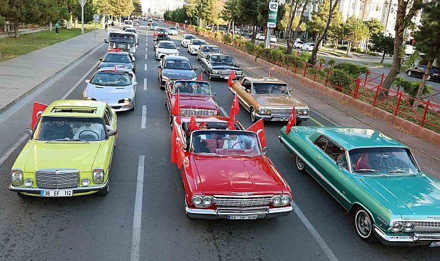 Talas'ta klasik araçlarla Cumhuriyet coşkusu