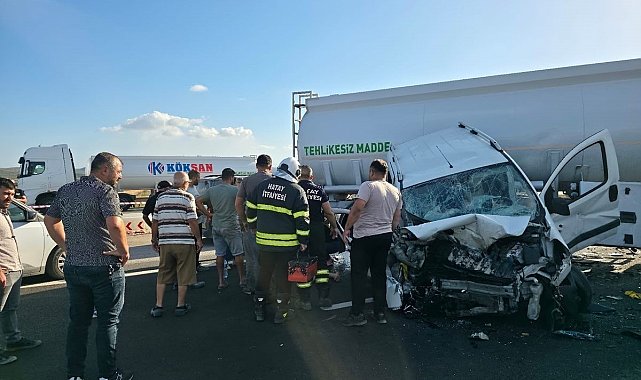 Tankerle, hafif ticari araç çarpıştı: 3 yaralı