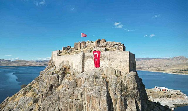 Tarihi kalenin surlarına 50 metrekarelik dev Türk bayrağı asıldı