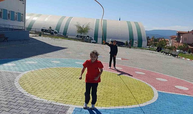 Tavşanlı'da 5'inci sınıf öğrencileri hem oyunlarla öğreniyor hem de eğleniyor