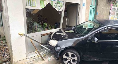 Tekirdağ'da otomobil dükkâna girdi