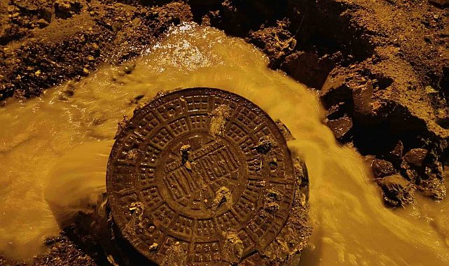 Tekirdağ'da sağanak yağışta altyapı çöktü, rögarlar taştı