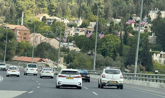 Tel Aviv'den Kudüs'e ziyaretçileri ABD bayrakları karşılıyor