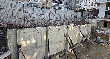 Temel kazısında kaldırım çöktü: Yol yaya ve araç trafiğine kapatıldı