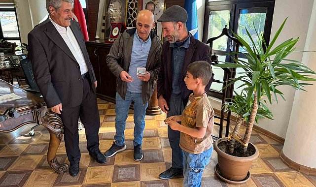 Temizlik personeli buldu, başkan teslim etti: İşçinin dürüstlüğü takdir topladı