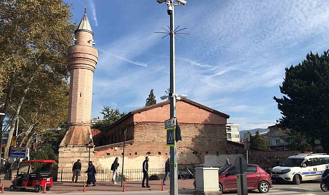 Tepki çeken restorasyon: "602 yıllık minare ayakta, 18 yıllık minare çürüyor"