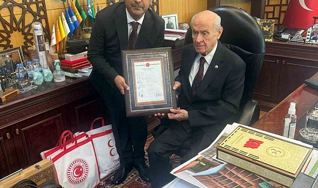 Teşkilat binasının tapusunu Genel Başkan Devlet Bahçeli'ye takdim ettiler