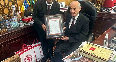 Teşkilat binasının tapusunu Genel Başkan Devlet Bahçeli'ye takdim ettiler