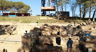 Tios Antik Kenti'nde bulunan Roma Dönemi lahitleri törenle açıldı