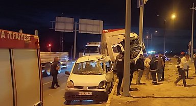 Tır ile hafif ticari araç çarpıştı: 2 yaralı