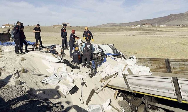 Tır şarampole düştü, sürücü kum altında kalan kabin içerisinde can verdi