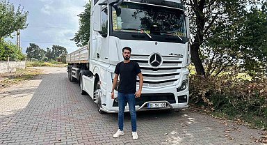 Tır şoförü ve eşi, evlatlarının cinsiyetini tırlarla düzenlenen partide öğrendi