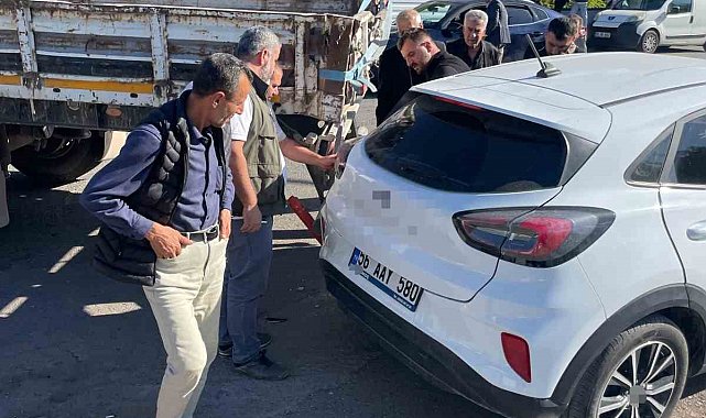 Tırın dorsesi otomobilin teker bölümüne takıldı