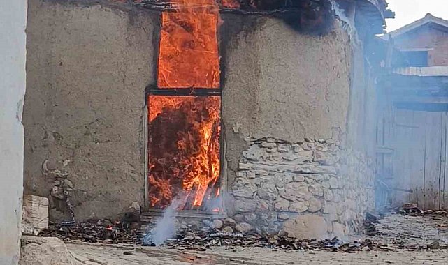 Tokat'ta çıkan yangında ev ve samanlık küle döndü