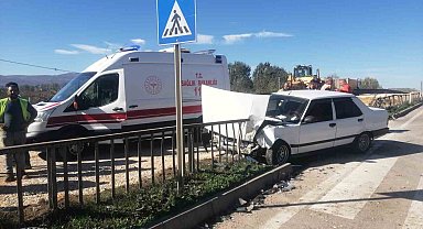 Tokat'ta kaza yapan otomobil bariyere girdi