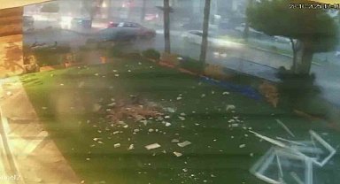 Tonlarca ağırlıktaki çatının fırtınada uçtuğu anlar kamerada