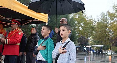 Törende şemsiye çocukları yağmurdan korudu