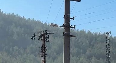 Trafik cezasına öfkelenen sürücü elektrik direğine çıktı