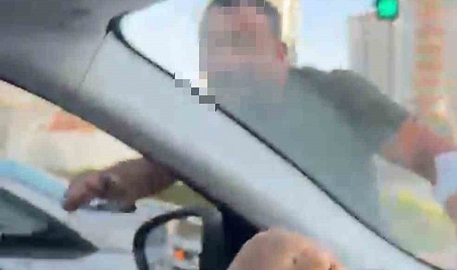 Trafikte tartıştığı kadınların otomobilini yumrukladı