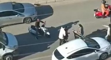 Trafikte yol verme kavgası: Birbirlerine yumrukla saldırdılar, o anlar kamerada