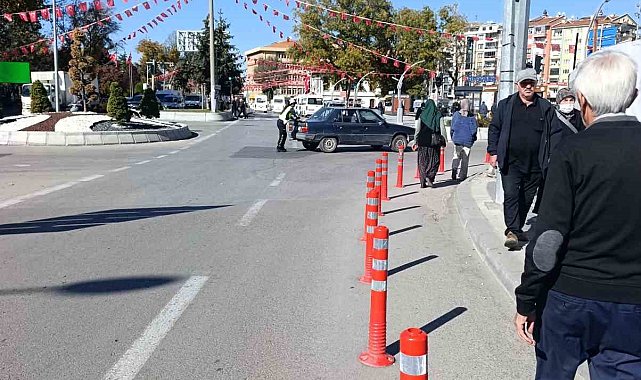 Trafikte yolun ortasında kalan otomobili kadın polis tek başına ittirerek çalıştırdı