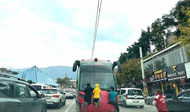 Tramvayın arkasına tutunup ölümle burun buruna geldiler