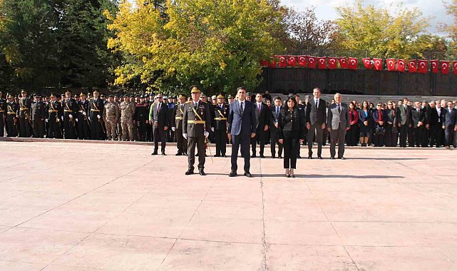 Tunceli'de Cumhuriyet Bayramı kutlamaları çelenk sunma töreni ile başladı