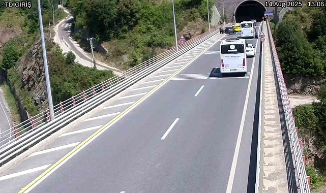 Tünel çıkışında geri manevra yapan halk otobüsü kazaya yol açtı