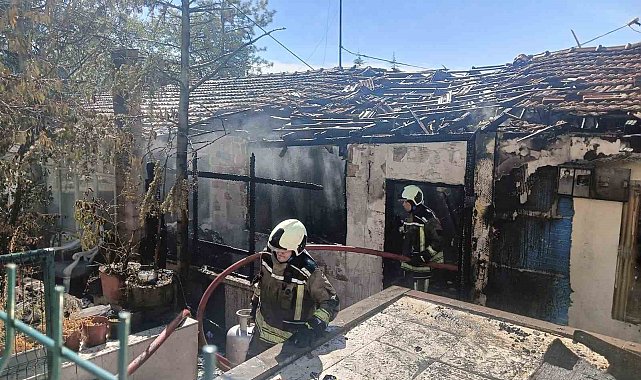 Tüp patlaması nedeniyle çıktığı iddia edilen yangın gecekonduyu kullanılamaz hale getirdi