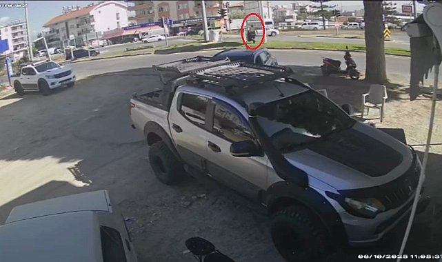 Tur minibüsü levhaya çarptı, temizlik işçisi saniyelerle ölümden döndü