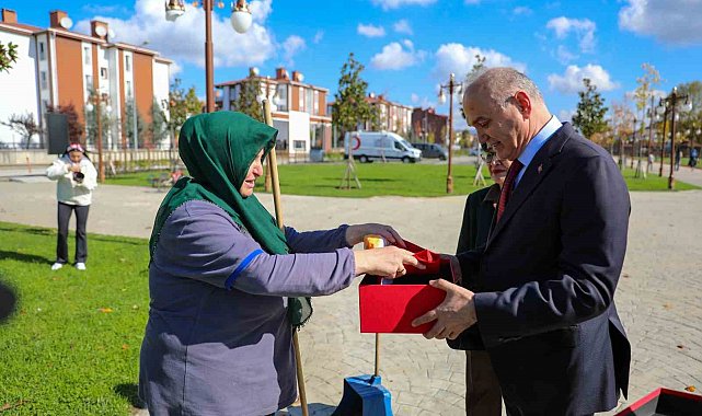 Türk bayrağını yere düşürmemek için gösterdiği duyarlılık yürekleri ısıttı